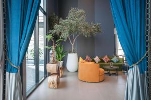 曼谷Best Western Chatuchak的客厅配有蓝色窗帘和沙发