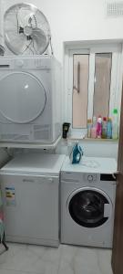 莫斯塔Stylish apartment in central Malta的厨房配有洗衣机和微波炉。