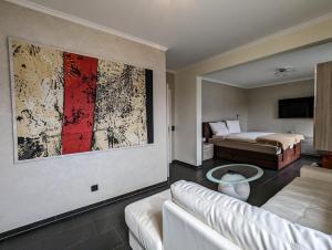 洛迦诺Boutique Hotel Albergo Brione的酒店客房设有一张沙发和一张床