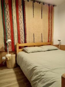 布拉加Casa do Carregal的一间卧室配有床和带窗帘的窗户