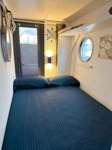 阿尔盖罗Houseboat Seabreeze的一个小房间的一个床位,设有窗户