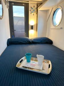 阿尔盖罗Houseboat Seabreeze的飞机床上的托盘,上面有两杯