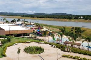 卡达斯诺瓦斯Praias do Lago Eco Resort的享有毗邻河流的公园的空中景致
