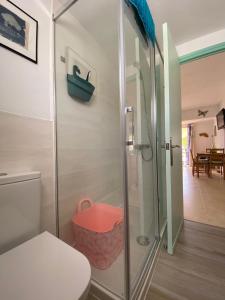 卡拉恩波特Tramontana Villa的带淋浴、卫生间和篮子的浴室