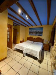 Vargas波萨达卡皮亚的一间卧室,卧室内配有一张大床