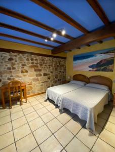 Vargas波萨达卡皮亚的一间卧室设有一张床和石墙