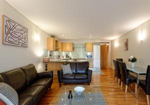 伦敦Farringdon Laceby apartments的客厅配有沙发和桌子