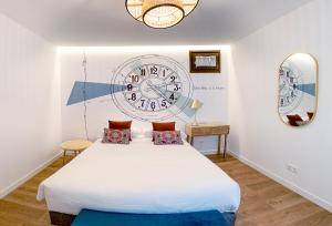 托莱多Cervantes 5 Collection Delux - Toletum的卧室配有一张壁挂式大钟的床