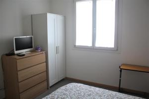 马格拉Cà Maurizio Venezia的一间卧室配有一张床,梳妆台上配有电视