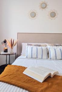 伊伦Apartamento Nicores Bidasoa的一张床上有一本书的床铺