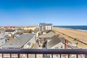 大洋城Americana Hotel Boardwalk的以及享有海滩景致的阳台。