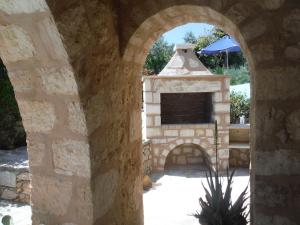 阿尔梅尼Villa Amalthiea的庭院内带壁炉的石拱门