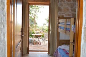 阿尔梅尼Villa Amalthiea的一间卧室设有一扇门,可通往带桌子的庭院。