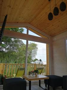 WapnicaTiny beach house heated and airconditioned的门廊上设有桌椅,
