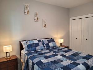 朗福德Feel like Home!的一间卧室配有蓝色和白色的床以及两盏灯。