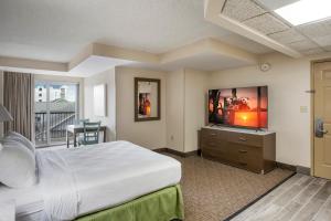 大洋城Americana Hotel Boardwalk的配有一张床和一台平面电视的酒店客房