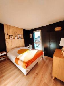 阿雷斯Appart chaleureux proche bassin的一间卧室设有一张大床和一个窗户。