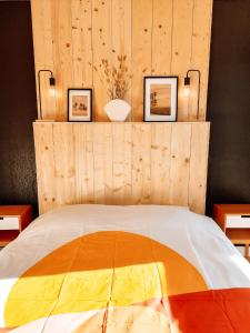 阿雷斯Appart chaleureux proche bassin的一间卧室配有一张木墙床