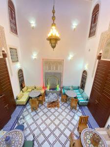 非斯Riad Fes Colors & Spa的带沙发和壁炉的客厅