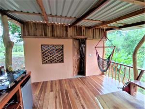 蓬塔乌巴Terra NaturaMa - off grid living in the jungle的客房设有带吊床的甲板门廊。