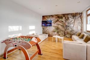 奥格斯堡Kaza Guesthouse, centrally located 2 & 3 bedroom Apartments in Augsburg的客厅,桌子上放着一个球
