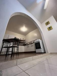 伊莎贝拉Playa y Campo Studio的厨房设有拱门、桌子和炉灶。