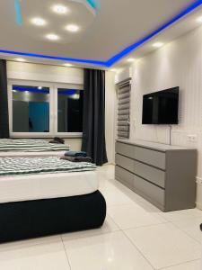 埃森Aparts House - Balkon-WiFi-Kitchen的一间卧室配有两张床和一台平面电视