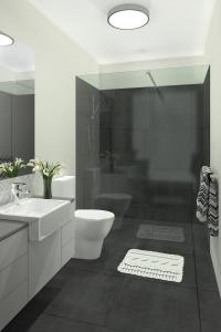 卡瓦纳华特斯Salt at Oceanside的浴室配有卫生间、盥洗盆和淋浴。