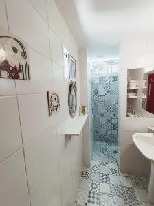 贝尔维尔Departamento amoblado的带淋浴和盥洗盆的白色浴室
