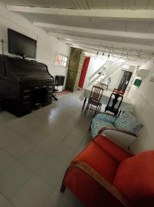 贝尔维尔Departamento amoblado的客厅设有红色的沙发和壁炉