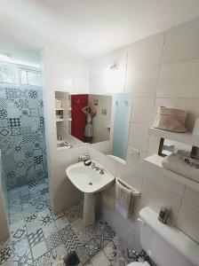 贝尔维尔Departamento amoblado的白色的浴室设有水槽和卫生间。