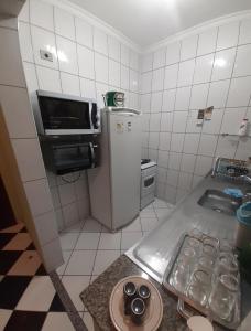 圣代佩德罗Apartamento São Pedro SP的一间带水槽和冰箱的小厨房