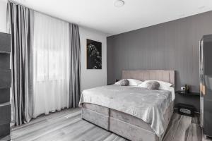 索林Luxury room Ekstaza的一间卧室设有一张床和一个大窗户