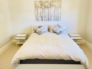 沃加沃加Classic Meets Modern in Central Wagga的一间卧室配有一张带2个床头柜的大床