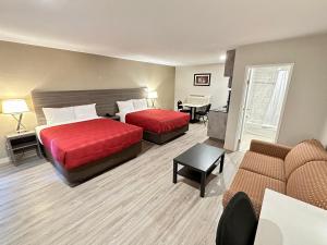 平彻克里克山麓汽车旅馆的酒店客房,设有两张床和一张沙发