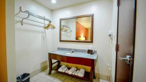 阿托卡Motel 6-Atoka, OK的一间带水槽和镜子的浴室