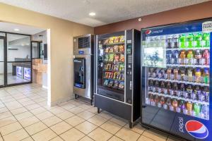 科珀斯克里斯蒂Studio 6-Corpus Christi, TX - North的出售饮料的商店里的汽水自动售货机