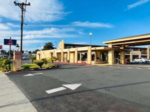 瓦列霍Motel 6 Vallejo, CA - Napa Valley的大楼前的一个空停车位