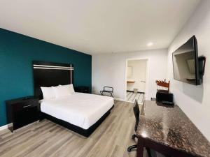 瓦列霍Motel 6 Vallejo, CA - Napa Valley的配有一张床和一台平面电视的酒店客房