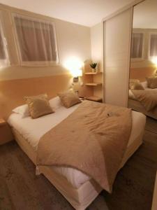 欧里亚克波尔多贝斯特韦斯特大酒店的一间卧室配有一张大床和镜子