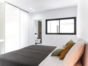 明德卢Filomena Apartments LUXURY的一间卧室设有一张大床和一个窗户。