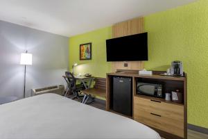 马里兰高地Best Western Plus St. Louis West-Westport的配有一张床和一台平面电视的酒店客房