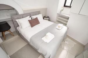 耶路撒冷Lovely 2 bedroom unit, Shivtey Israel, Jerusalem的小卧室配有带白色床单和枕头的床
