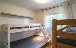 奥尔延2 Bedroom Nice Home In rjng的一间卧室设有两张双层床和一扇窗户。