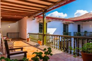 查查波亚斯La Xalca Hotel - Asociado Casa Andina的房屋的庭院,设有木甲板