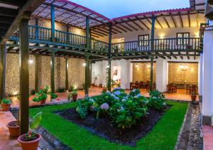 查查波亚斯La Xalca Hotel - Asociado Casa Andina的庭院,带花园的房屋