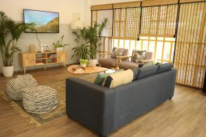 班加罗尔Olive Indiranagar - By Embassy Group的客厅配有沙发和桌子