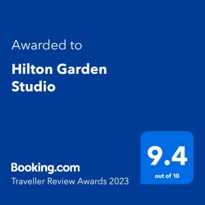 希尔顿Hilton Garden Studio的蓝屏,文字被授予希林森花园一室公寓