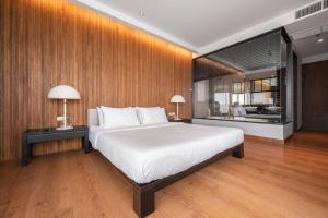 纳仲天Ocean Portofino/Luxury2BR/153SQM的一间卧室设有一张大床和一个大窗户