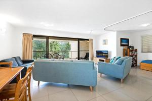 穆卢拉巴拉海纳公寓的客厅配有2把蓝色椅子和1张沙发
